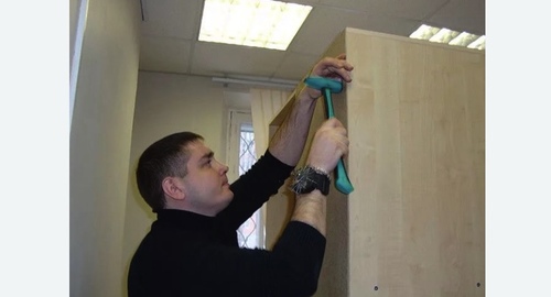 Разборка и сборка мебели в офисе. Коммунар